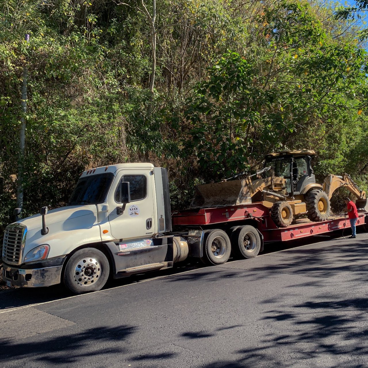 Servicio de Lowboy para transporte de maquinaria — MH PROINSAN